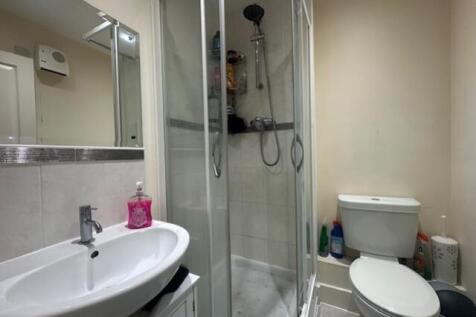 Ensuite to Bedroom 1