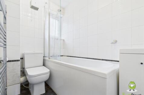 EweMove Bsingstoke Rubens Close Bathroom