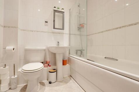 EweMove Basingstoke Edmund Court Bathroom