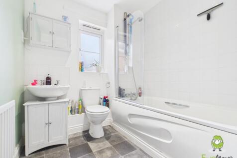 EweMove Basingstoke Hungerford Close Bathroom
