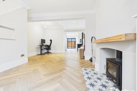 CAM02877G0-PR0101-STILL011