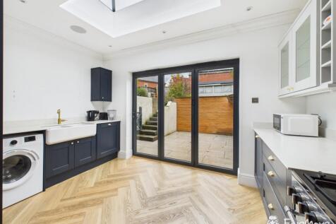 CAM02877G0-PR0101-STILL001