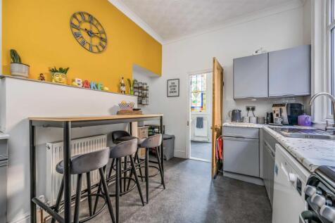 22 Oriel Road, Hilsea-Small-PorticoMarketing-SoldB