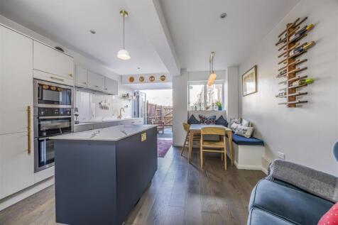 97 St Thomas&#39;s Street, Old Portsmouth-PorticoMarke
