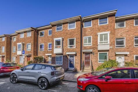 97 St Thomas&#39;s Street, Old Portsmouth-PorticoMarke