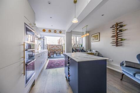 97 St Thomas&#39;s Street, Old Portsmouth-PorticoMarke