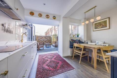 97 St Thomas&#39;s Street, Old Portsmouth-PorticoMarke