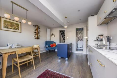 97 St Thomas&#39;s Street, Old Portsmouth-PorticoMarke