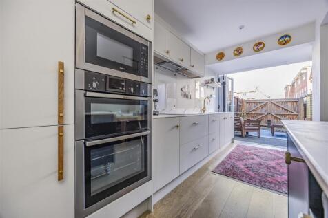 97 St Thomas&#39;s Street, Old Portsmouth-PorticoMarke