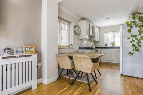 10 Castle Mews, Horndean-PorticoMarketing-SoldBy-3