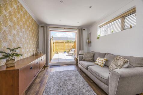 6 Hellyer Road, Southsea-PorticoMarketing-SoldBy-3