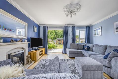 1 Sunnyfields, Central Road, Drayton-PorticoMarket