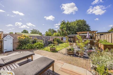 1 Sunnyfields, Central Road, Drayton-PorticoMarket