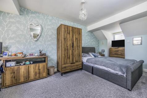 1 Sunnyfields, Central Road, Drayton-PorticoMarket