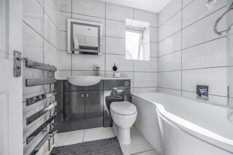 1 Sunnyfields, Central Road, Drayton-PorticoMarket