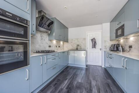 1 Sunnyfields, Central Road, Drayton-PorticoMarket