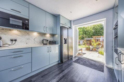 1 Sunnyfields, Central Road, Drayton-PorticoMarket