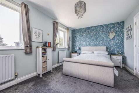 1 Sunnyfields, Central Road, Drayton-PorticoMarket