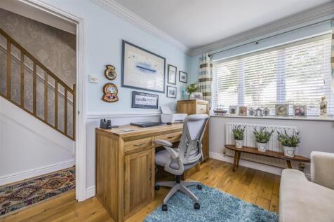 1 Sunnyfields, Central Road, Drayton-PorticoMarket