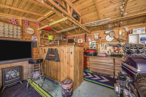1 Sunnyfields, Central Road, Drayton-PorticoMarket
