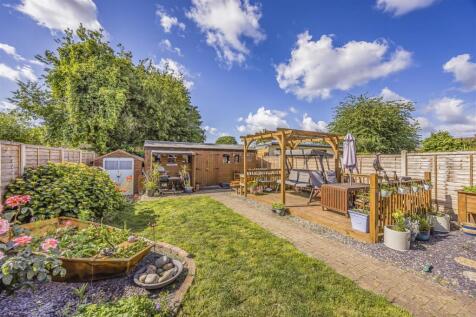1 Sunnyfields, Central Road, Drayton-PorticoMarket