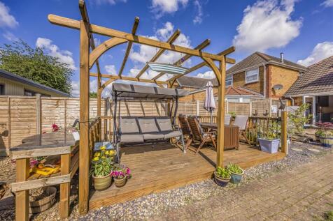 1 Sunnyfields, Central Road, Drayton-PorticoMarket