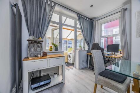 254 Powerscourt Road, Fratton-Small-PorticoMarketi