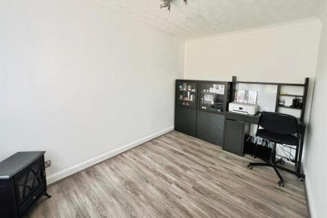 Snug/Playroom