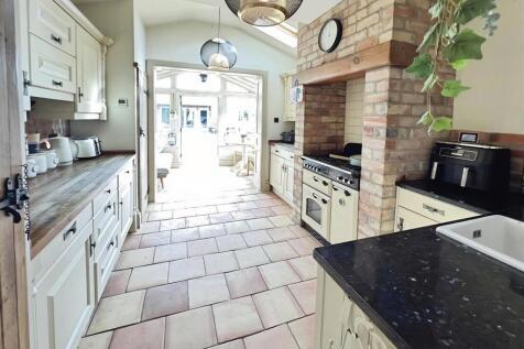 Kitchen & Breakfast Area