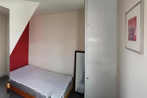 DEACON ST BACK BED PIC2