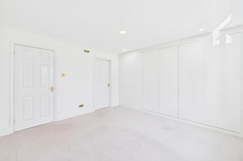 CAM03162G0-PR0354-STILL015