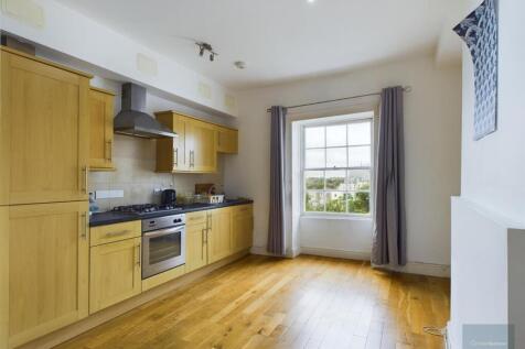 LIVING/KITCHEN ROOM
