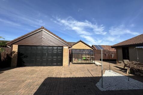 Garage/Rear Garden