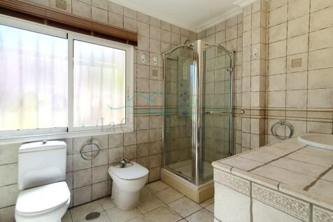 En-suite bathroom
