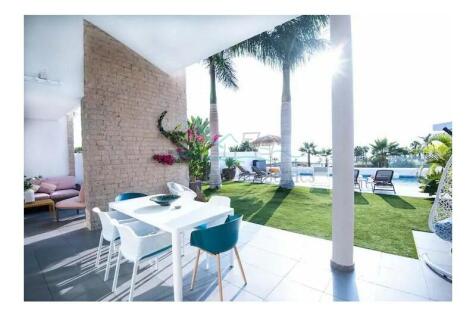 Zona piscina y zona terraza