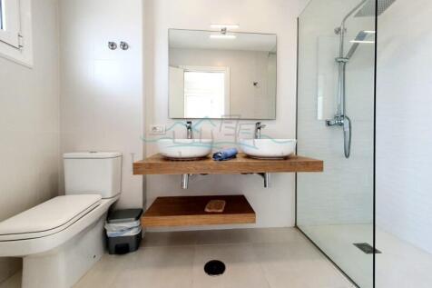 En-suite bathroom 1