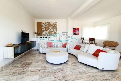 Spacious living room