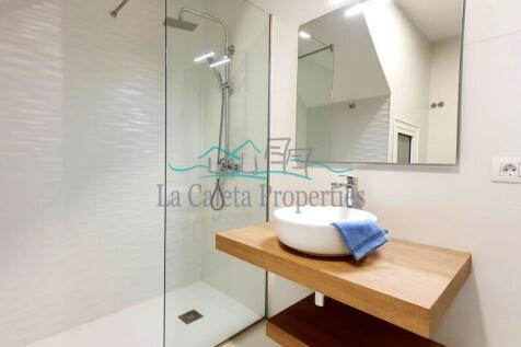 En-suite bathroom 2