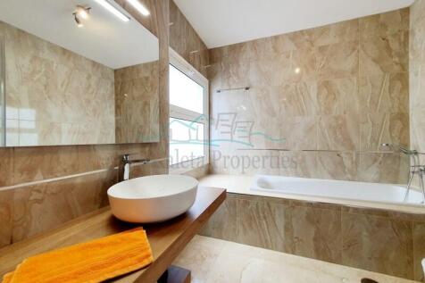 En-suite bathroom 3