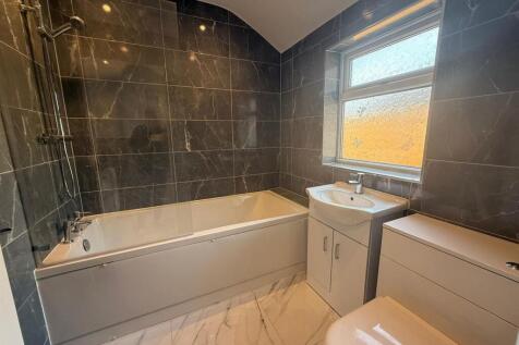 124 bathroom.jpeg
