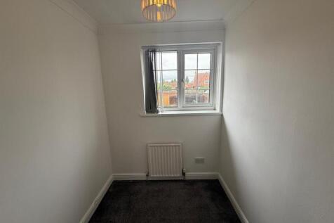gold box room.jpeg