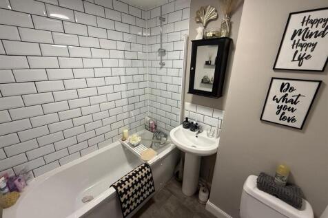 6a bathroom.jpeg