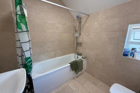 bathroom 4th.jpeg