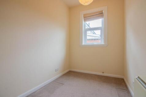 303m x 202m 61 sqm - 9 11 x 6 7 66 sqft

carpeted 