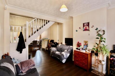 Open plan lounge diner angle 1