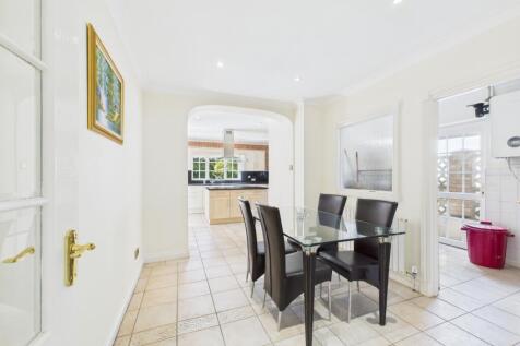 10. CAM04922G0-PR0010-STILL008