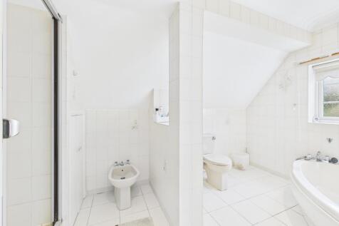 18. CAM04922G0-PR0010-STILL022