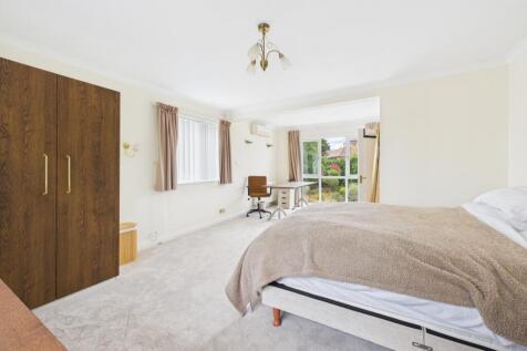 19. CAM04922G0-PR0010-STILL025