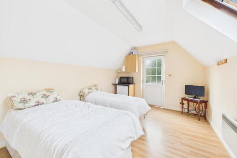 21. CAM04922G0-PR0010-STILL029