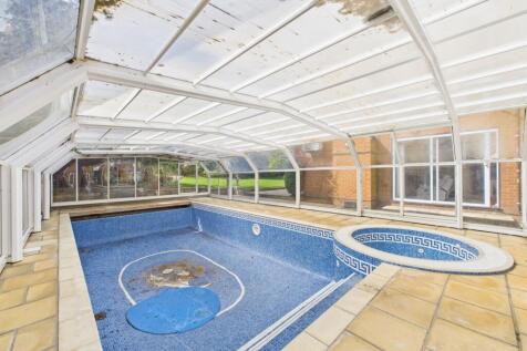 23. CAM04922G0-PR0010-STILL031